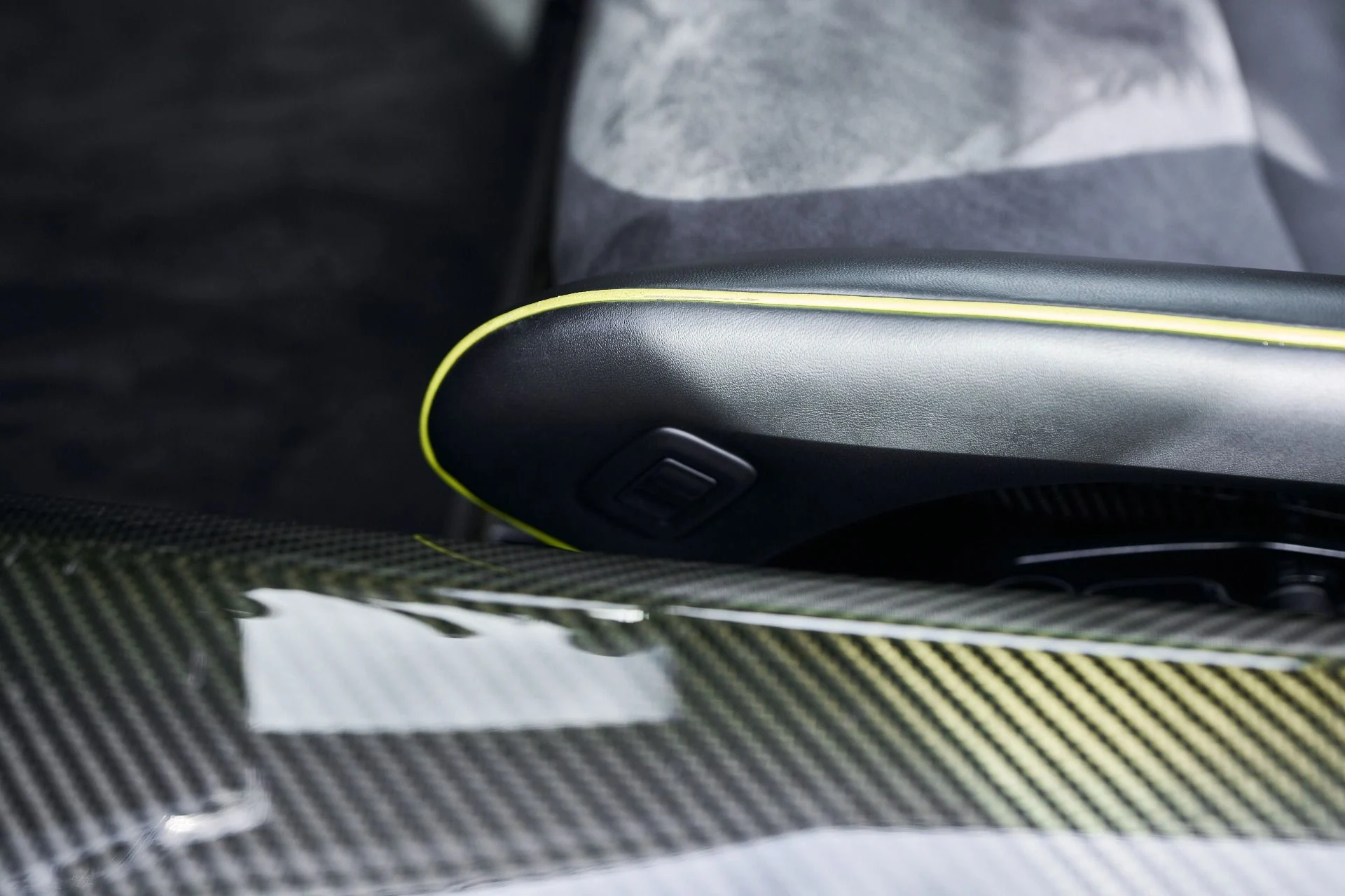 mph051_3099882871_Used_2015_Porsche_918_Spyder_w_Weissach_Package_1764874366_d8c46be3f3