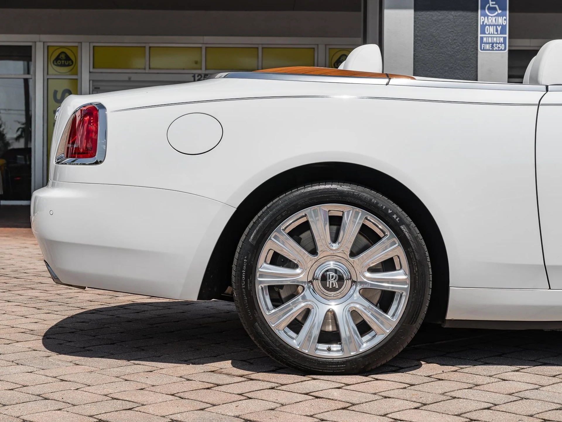 mph051_3127020658_Used_2016_Rolls_Royce_Dawn_2dr_Convertible_1782414127_f85bd46c06