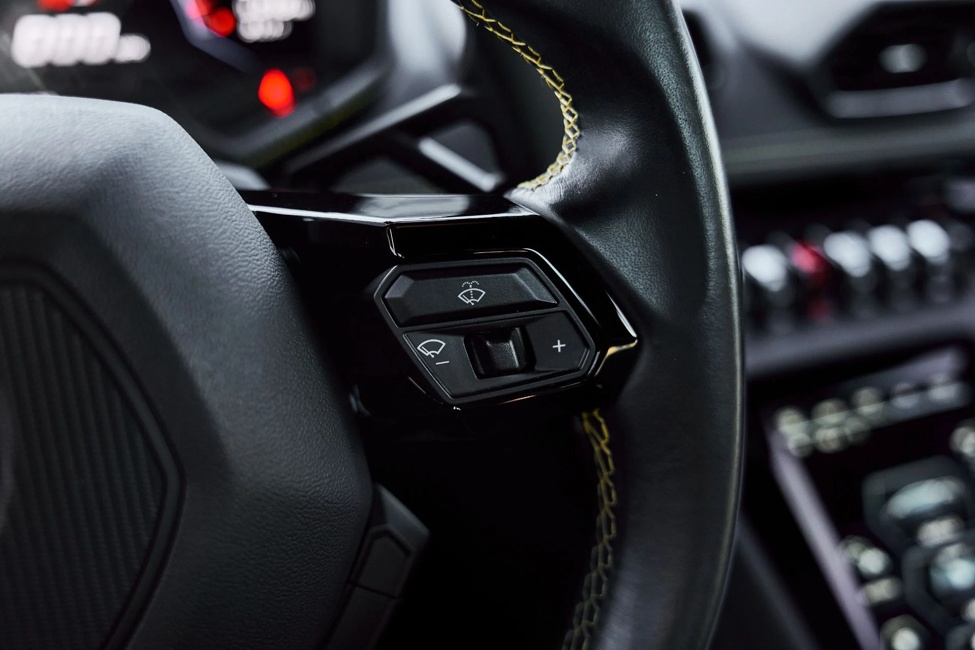 mph051_3204561976_Used_2021_Lamborghini_Huracan_EVO_Base_1774405025_2cc093df12