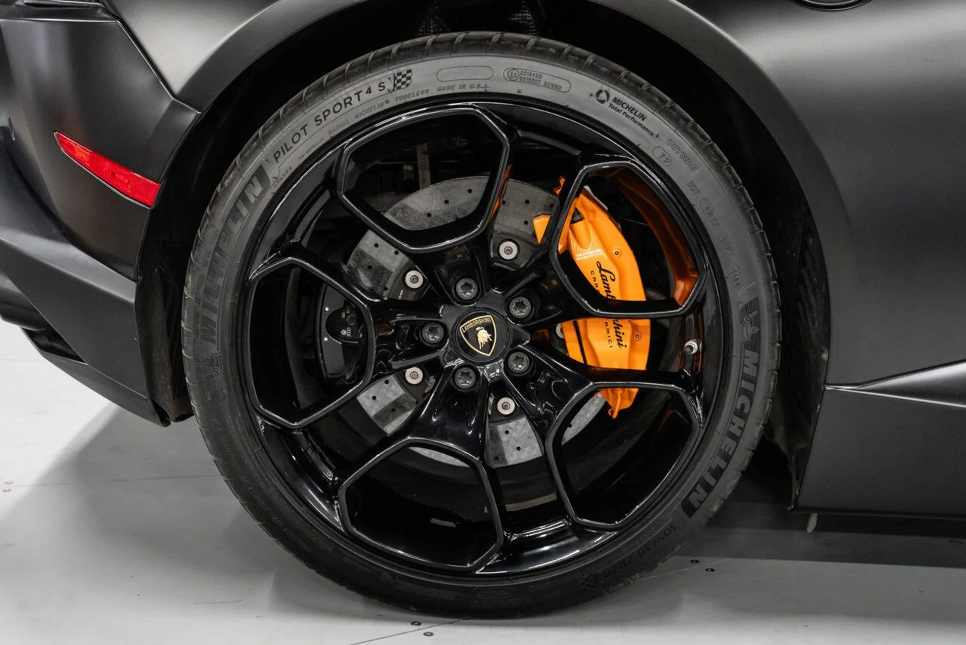 mph051_3229300767_lamborghini_huracan_2016_66e8c2fcb9