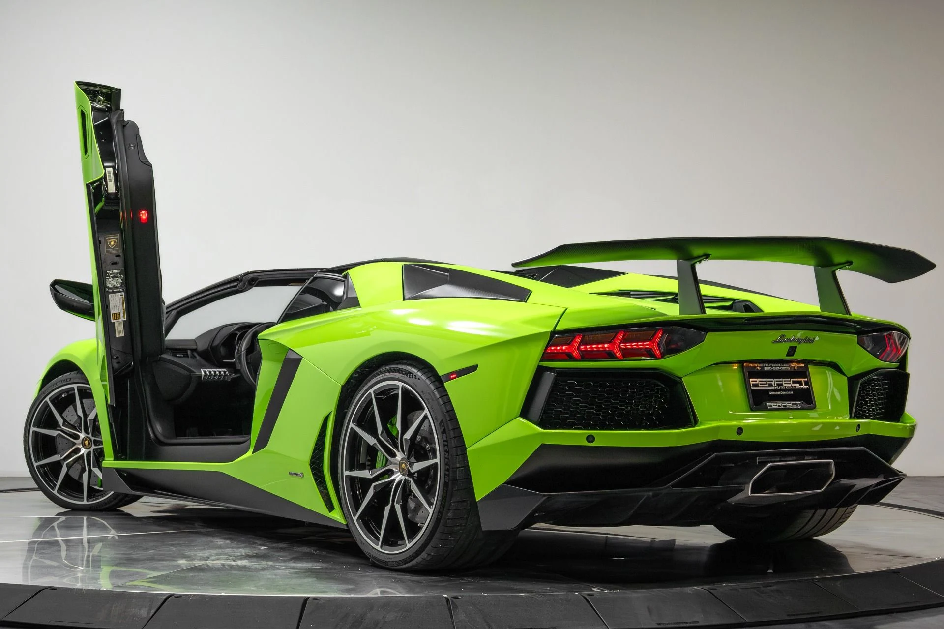 mph051_3411790819_Used_2015_Lamborghini_Aventador_1764723845_0b7202e848
