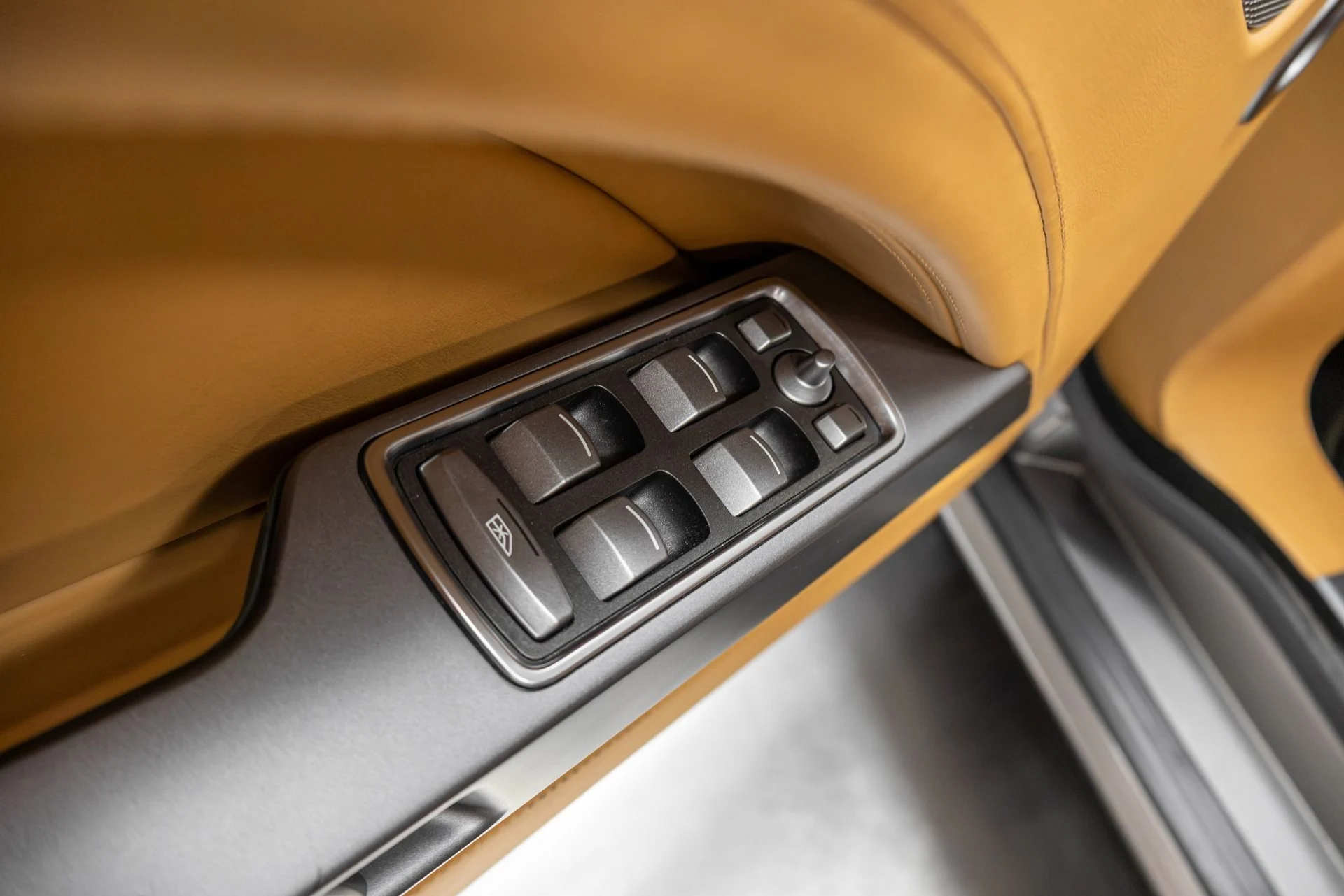 mph051_3555161529_Used_2016_Aston_Martin_Rapide_S_1767648441_8581150622