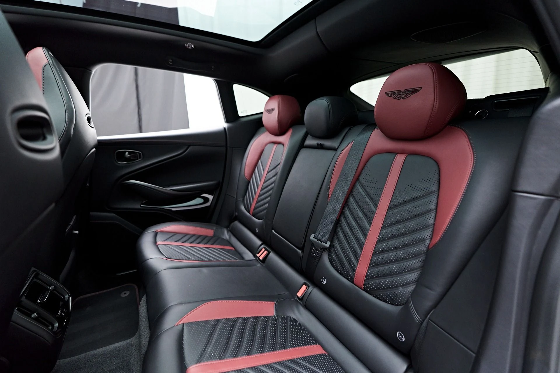 mph051_3699646600_Used_2023_Aston_Martin_DBX_707_1754786768_bf07524a10