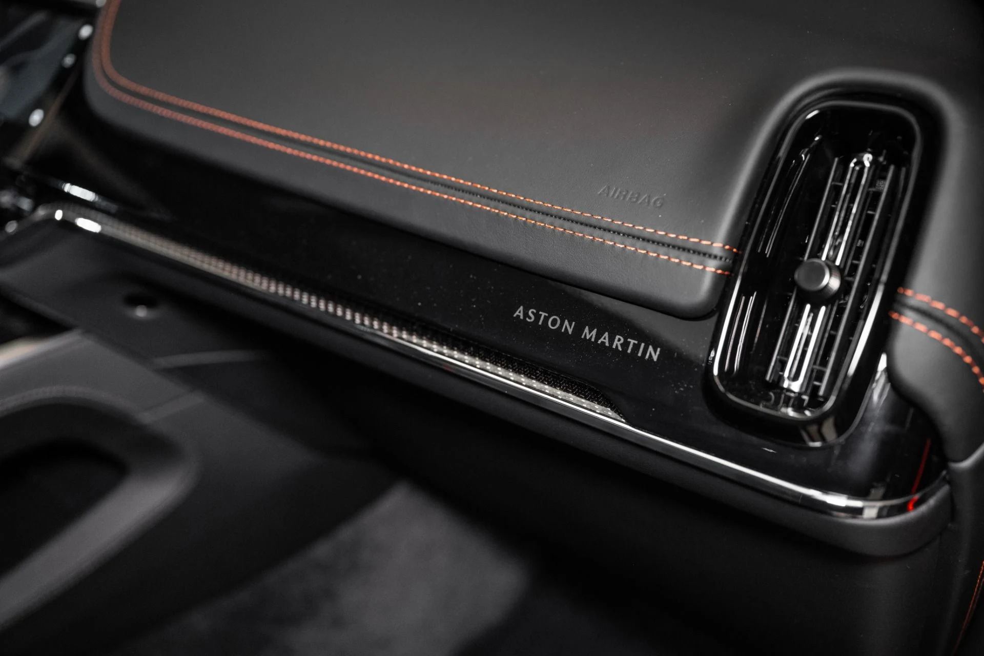 mph051_3765953110_Used_2025_Aston_Martin_DBX_707_1748959342_f62e588aa6