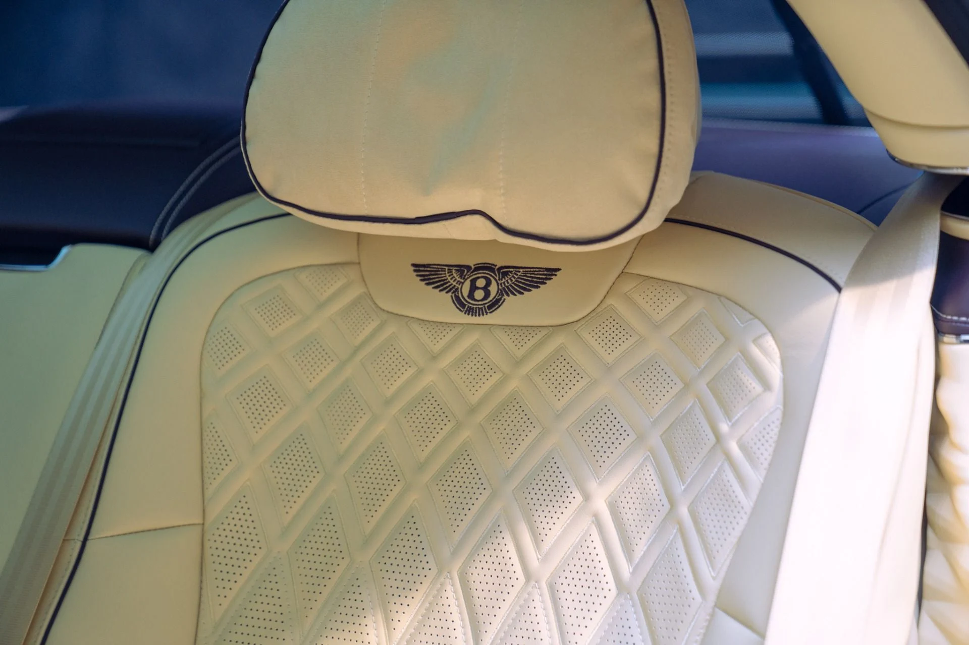 mph051_3909109813_Used_2022_Bentley_Flying_Spur_V8_1790700947_f5c079b67f