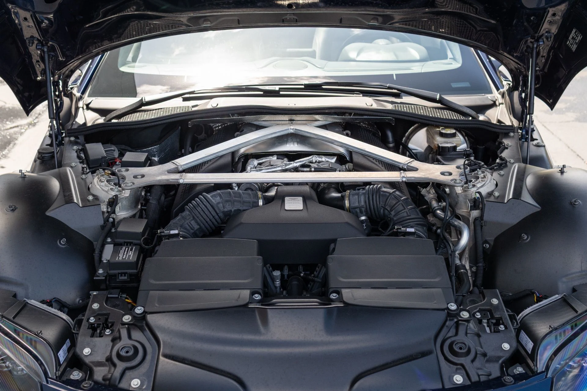 mph051_3935099058_Used_2021_Aston_Martin_Vantage_1774065878_edc330845a