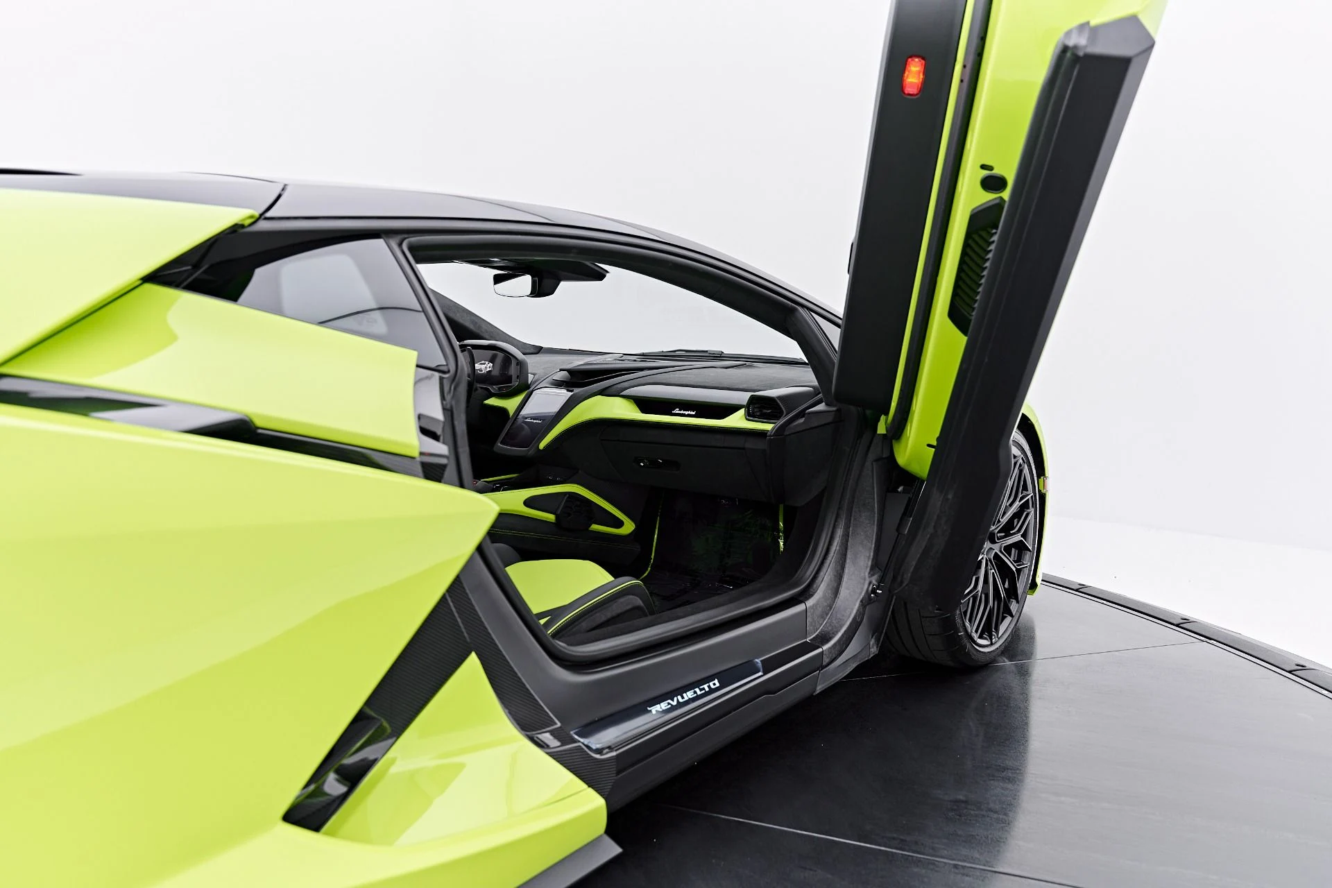 mph051_3935844594_Used_2026_Lamborghini_Revuelto_Base_1788485695_29d7f31410