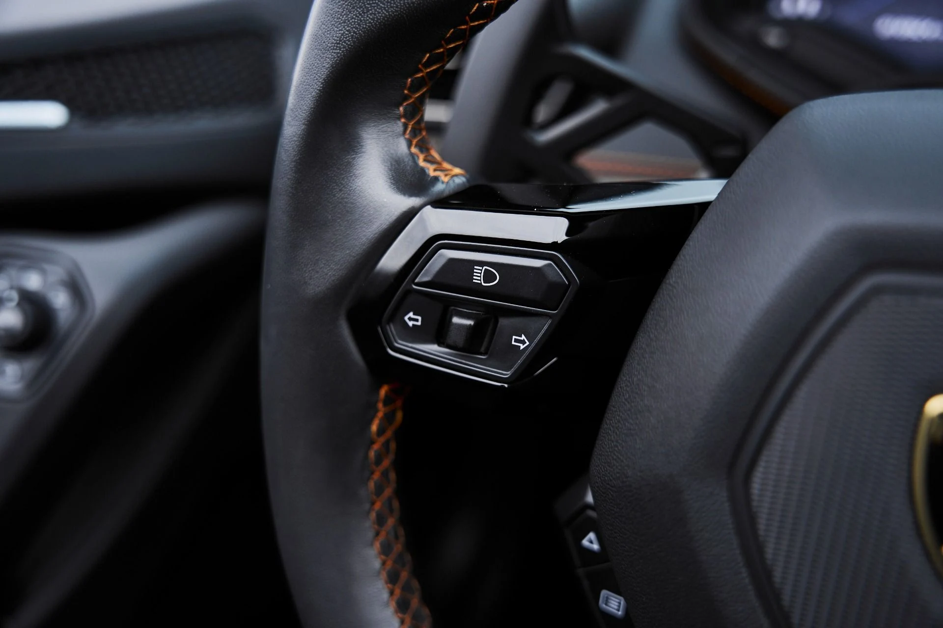 mph051_3958007061_Used_2023_Lamborghini_Huracan_EVO_Base_1775006710_6c8bd7d9f1