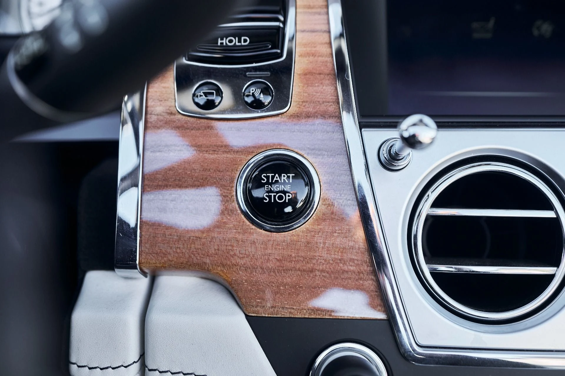 mph051_4051271634_Used_2018_Rolls_Royce_Dawn_1764124430_083c4f2720