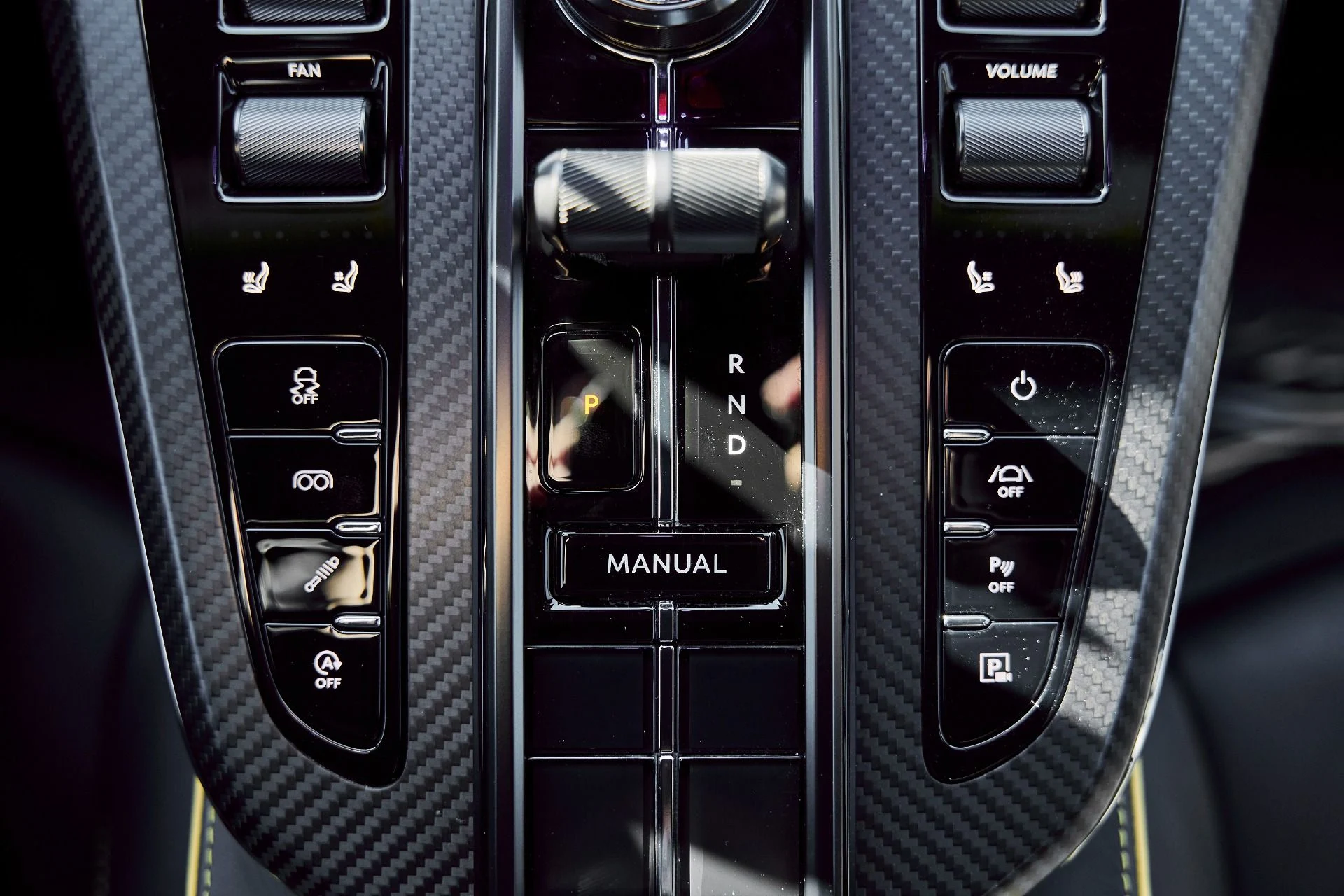 mph051_4055664703_Used_2025_Aston_Martin_Vantage_Base_1771099483_9ad84aeae1