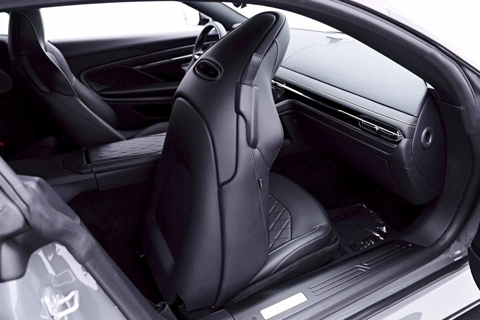 mph051_4129275884_Used_2024_Aston_Martin_DB_12_1781813845_8a603f5574