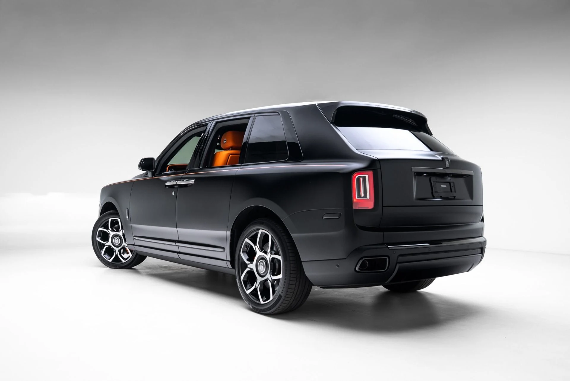 mph051_4136562124_Used_2023_Rolls_Royce_Black_Badge_Cullinan_1775515509_9f6c394482