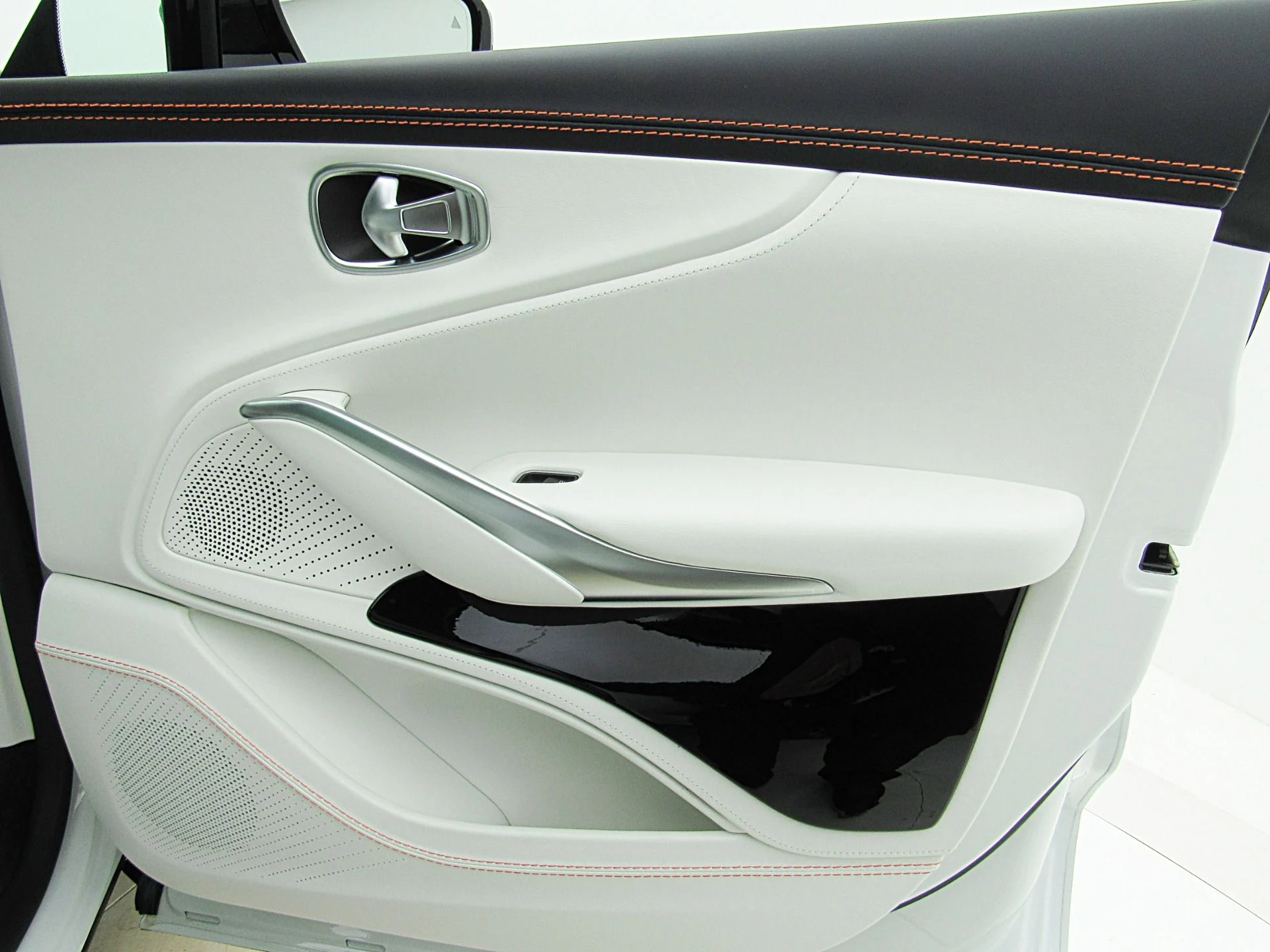 mph051_4164406933_Used_2023_Aston_Martin_DBX_707_83df992ffe