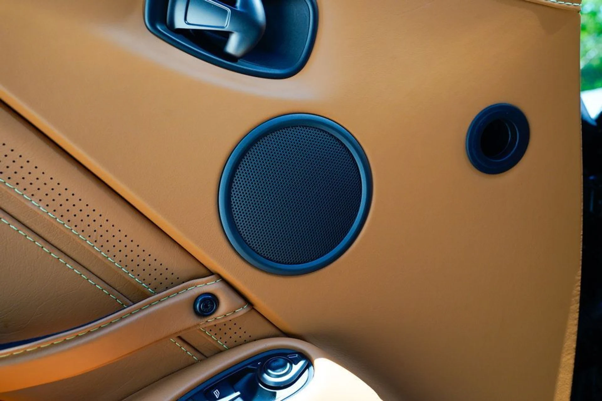 mph051_4226115262_used_2021_aston_martin_vantage_coupemanual_14354_22900621_52_1024_36d8dab5bb