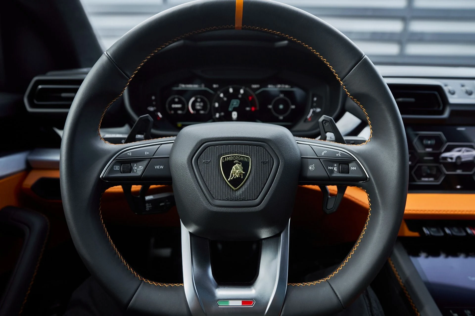 mph051_4251600439_Used_2025_Lamborghini_Urus_SE_1763677062_5684bcb3e3