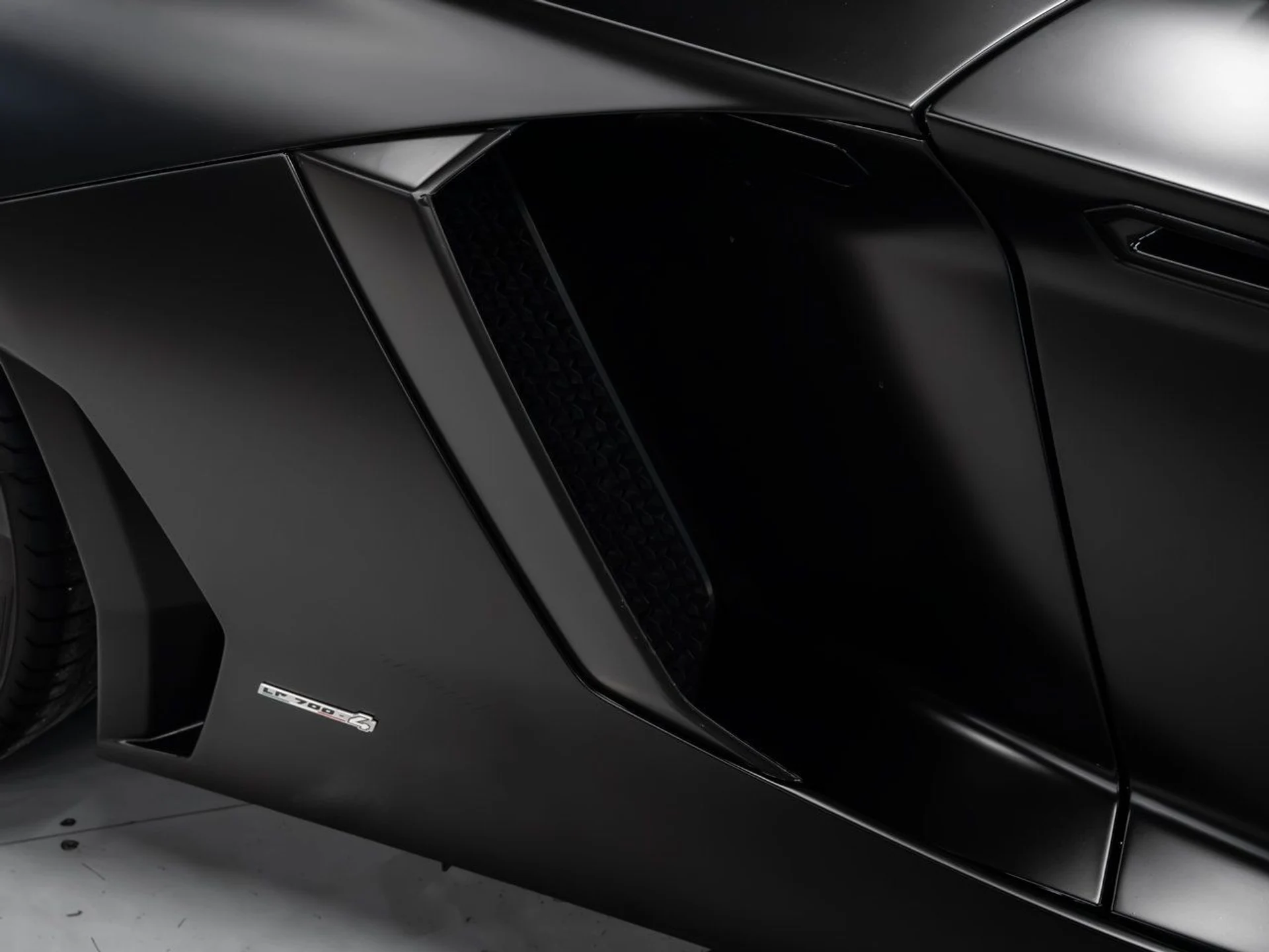 mph051_4289740440_lamborghini_aventador_2017_30483ab99c
