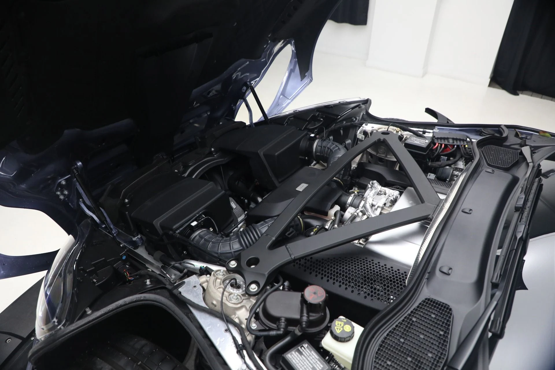 mph051_439217493_Used_2022_Aston_Martin_DB_11_Volante_1787336556_4d14493343