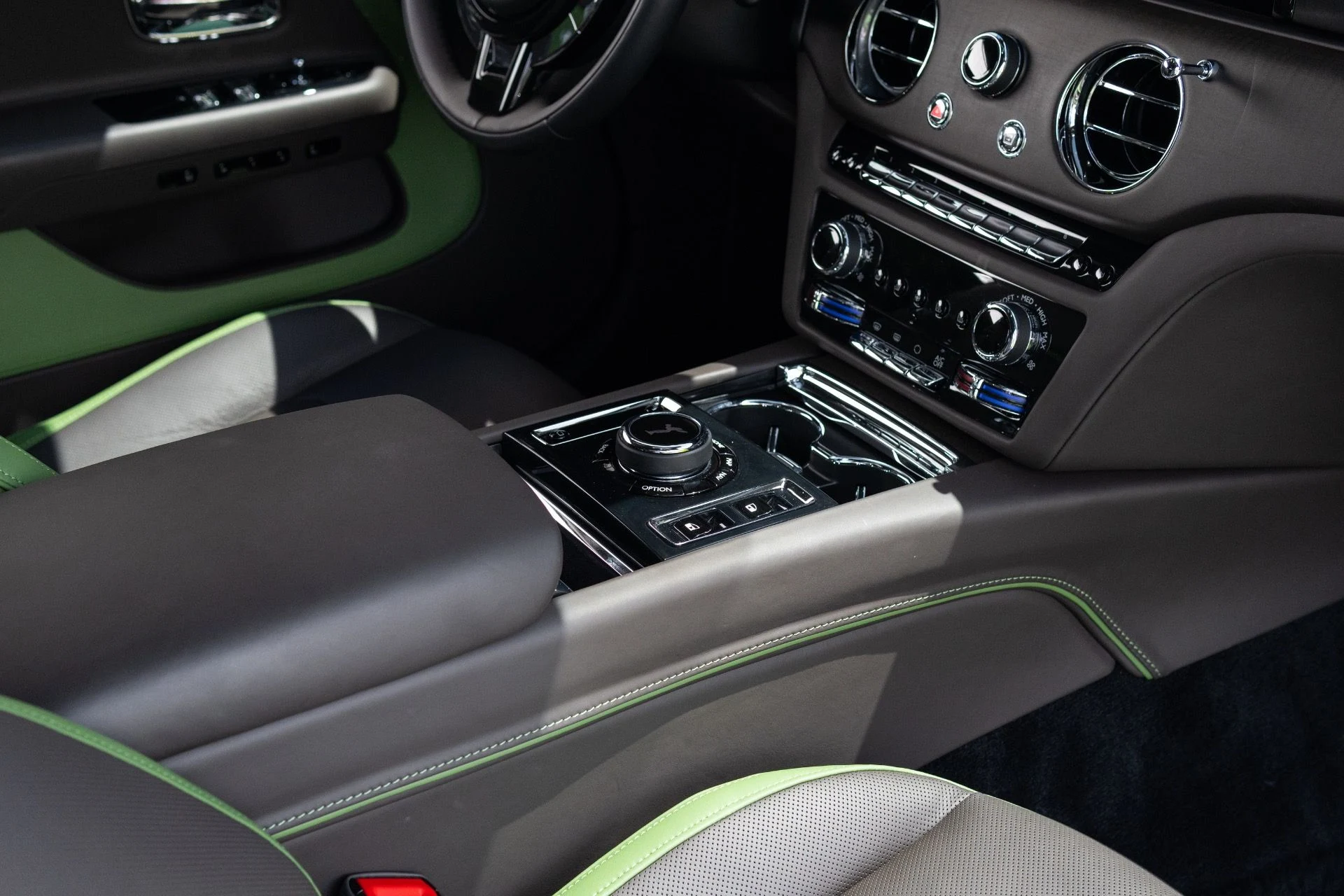 mph051_568717082_Used_2024_Rolls_Royce_Spectre_1775023108_1dd8919166