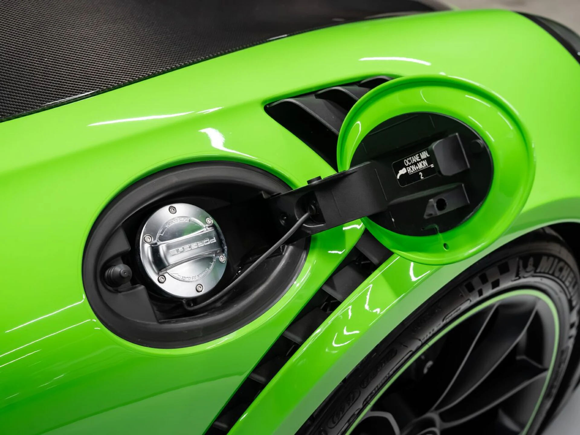 mph051_606911436_porsche_911_2019_5be0bb4576