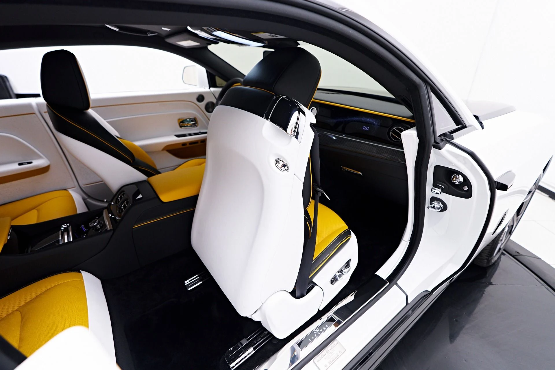 mph051_736272776_Used_2025_Rolls_Royce_Spectre_Base_1753213338_a04e2e1e8b