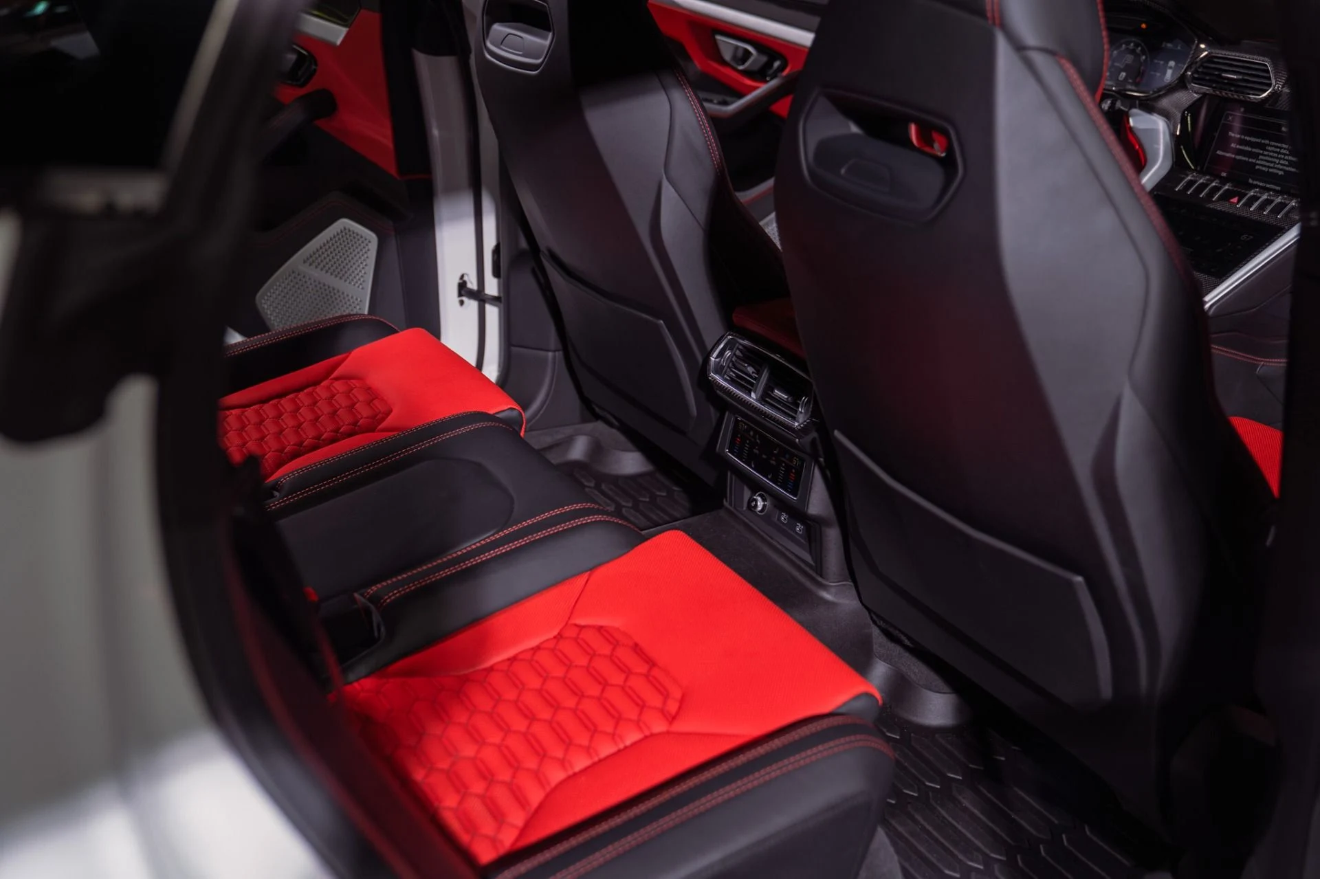 mph051_798142307_Used_2022_Lamborghini_Urus_Full_Carbon_Interior_Package_1792253848_30b066a0b1