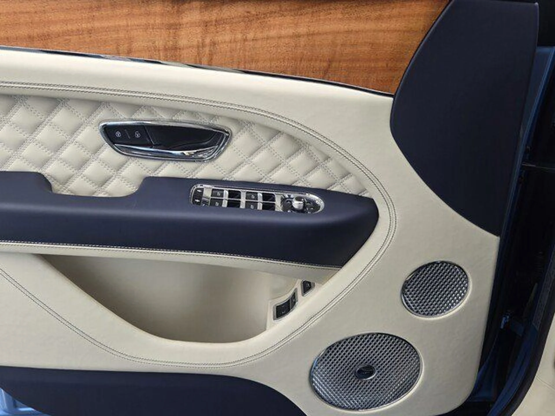 mph051_839254028_539111f1fe24a5ddd0dcd337aa64f123x_71b20d5483