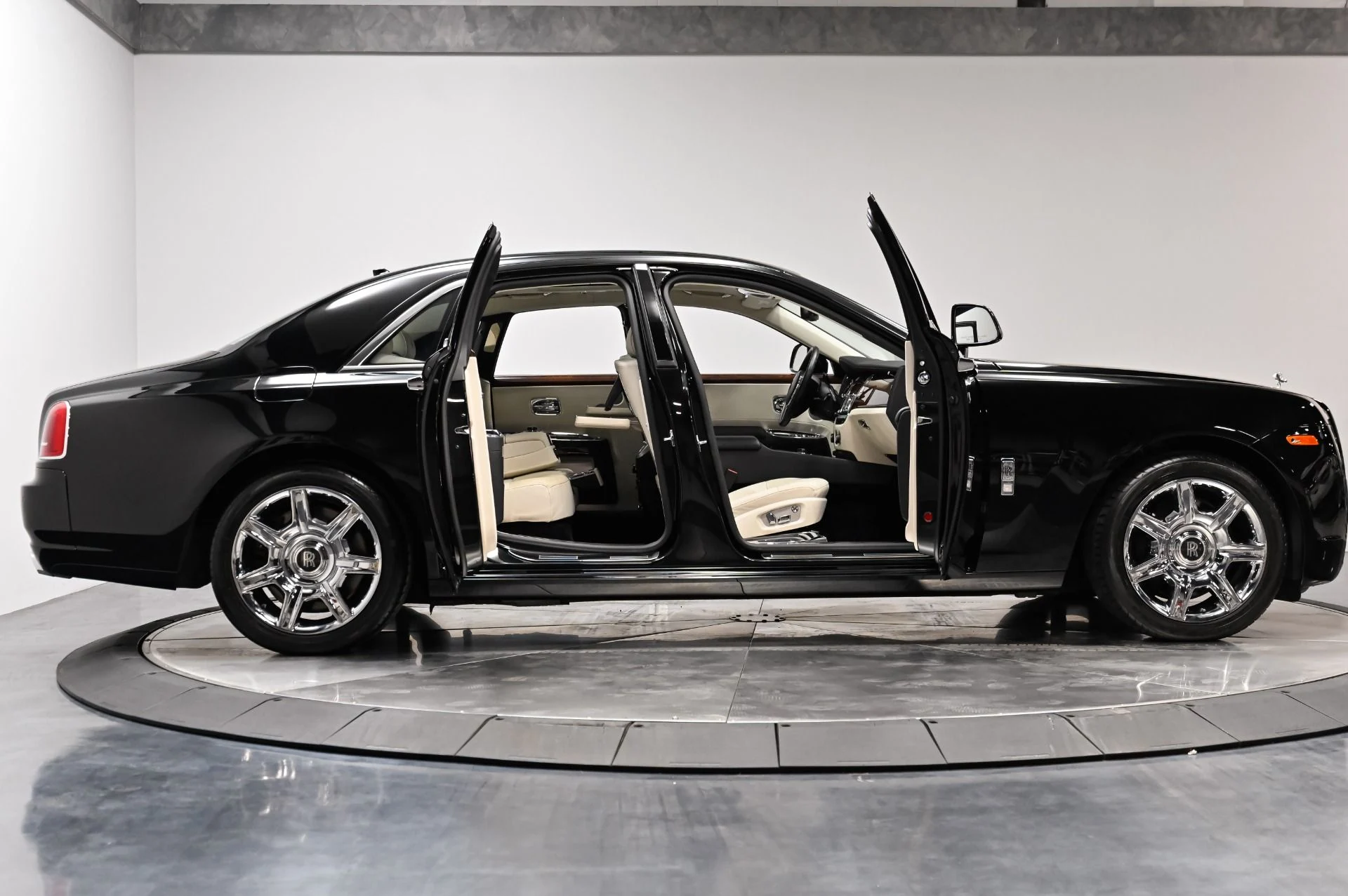 mph051_897946456_Used_2012_Rolls_Royce_Ghost_Base_1789141578_d8ae0ad95e