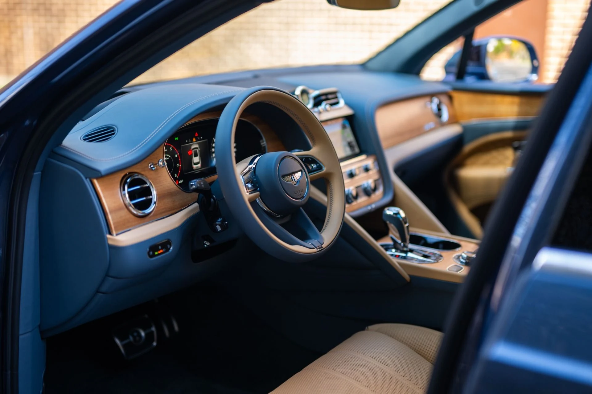 mph051_926182259_Used_2025_Bentley_Bentayga_EWB_Azure_V8_1761149481_0b29eea76b