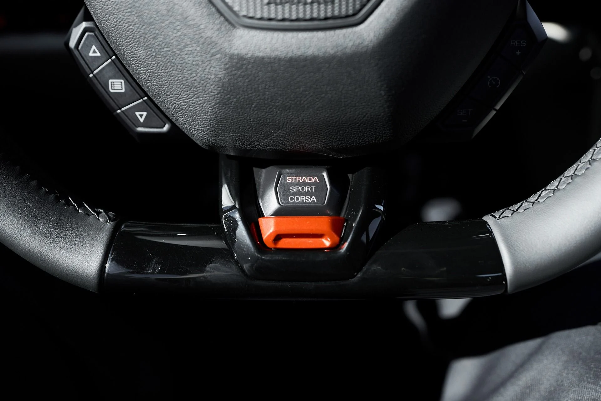 mph051_996939471_Used_2022_Lamborghini_Huracan_EVO_Base_1761947416_ce69deaec6