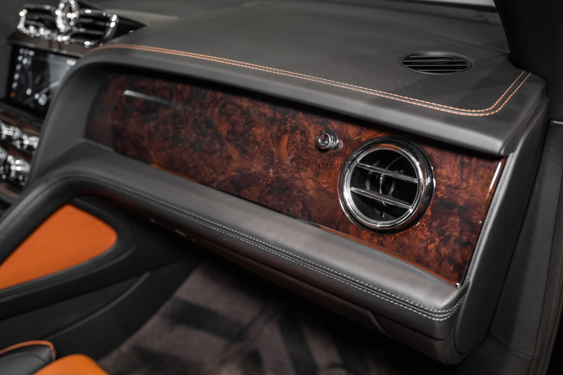 mph052_1016762037_Used_2022_Bentley_Bentayga_V8_1773164215_b4a41db640