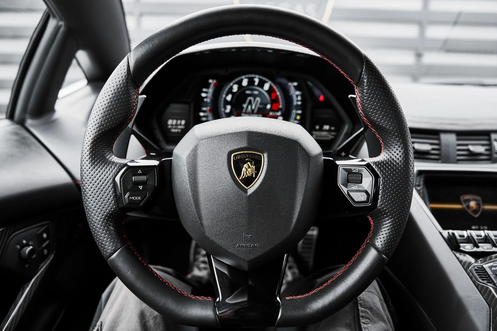 mph052_1157571356_Used_2018_Lamborghini_Aventador_S_Base_1775006913_84ae68faf4