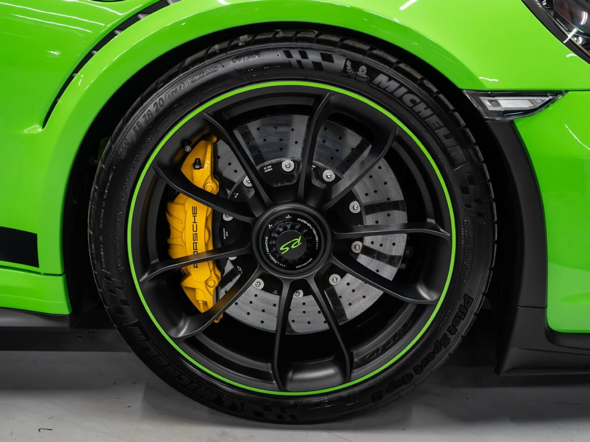 mph052_128061495_porsche_911_2019_b77736b1e1