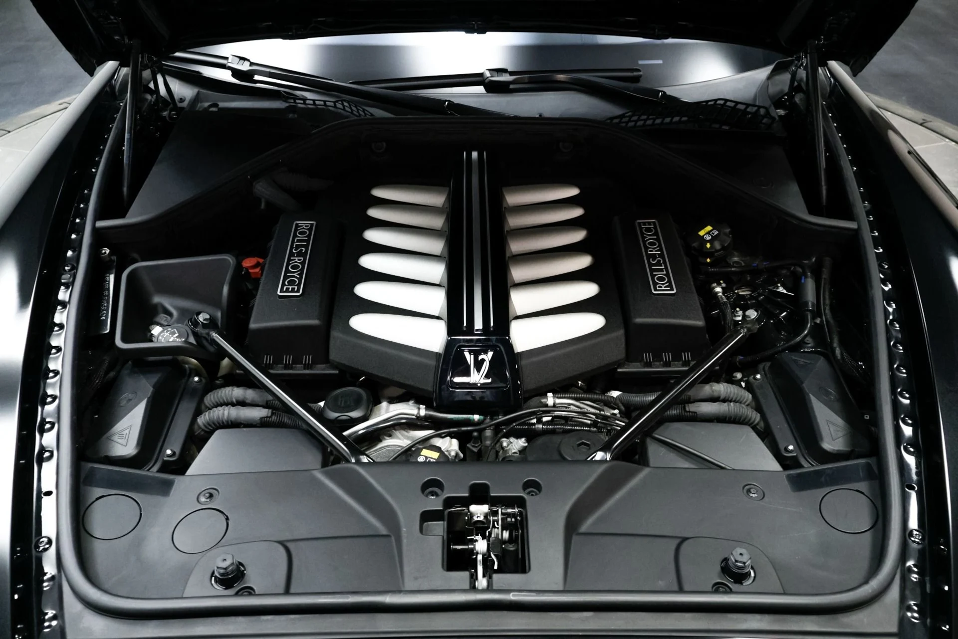 mph052_1309943833_Used_2015_Rolls_Royce_Ghost_Base_1760537897_5b6e00beaa