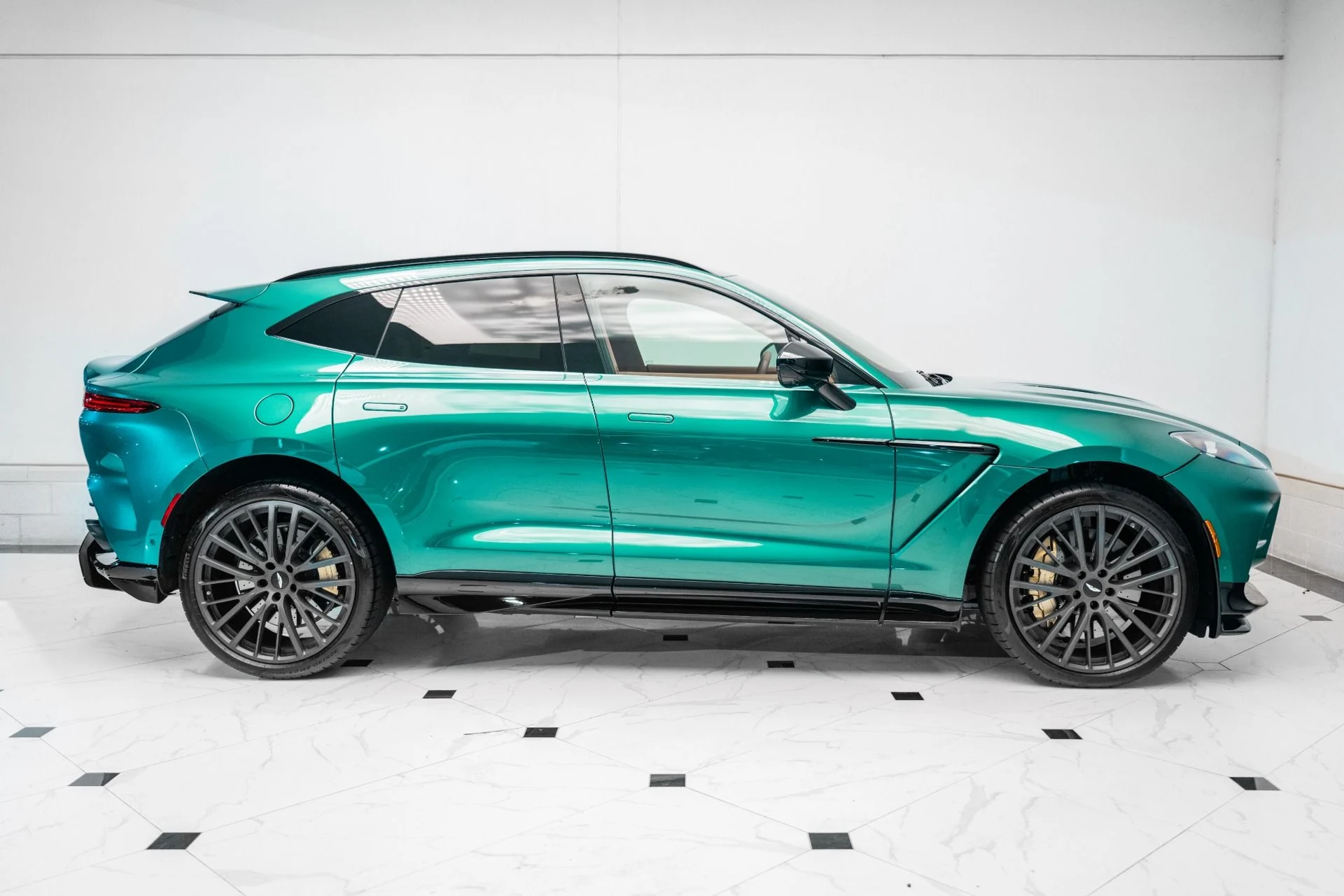 mph052_1321397275_Used_2023_Aston_Martin_DBX_707_1753453751_44692065d7