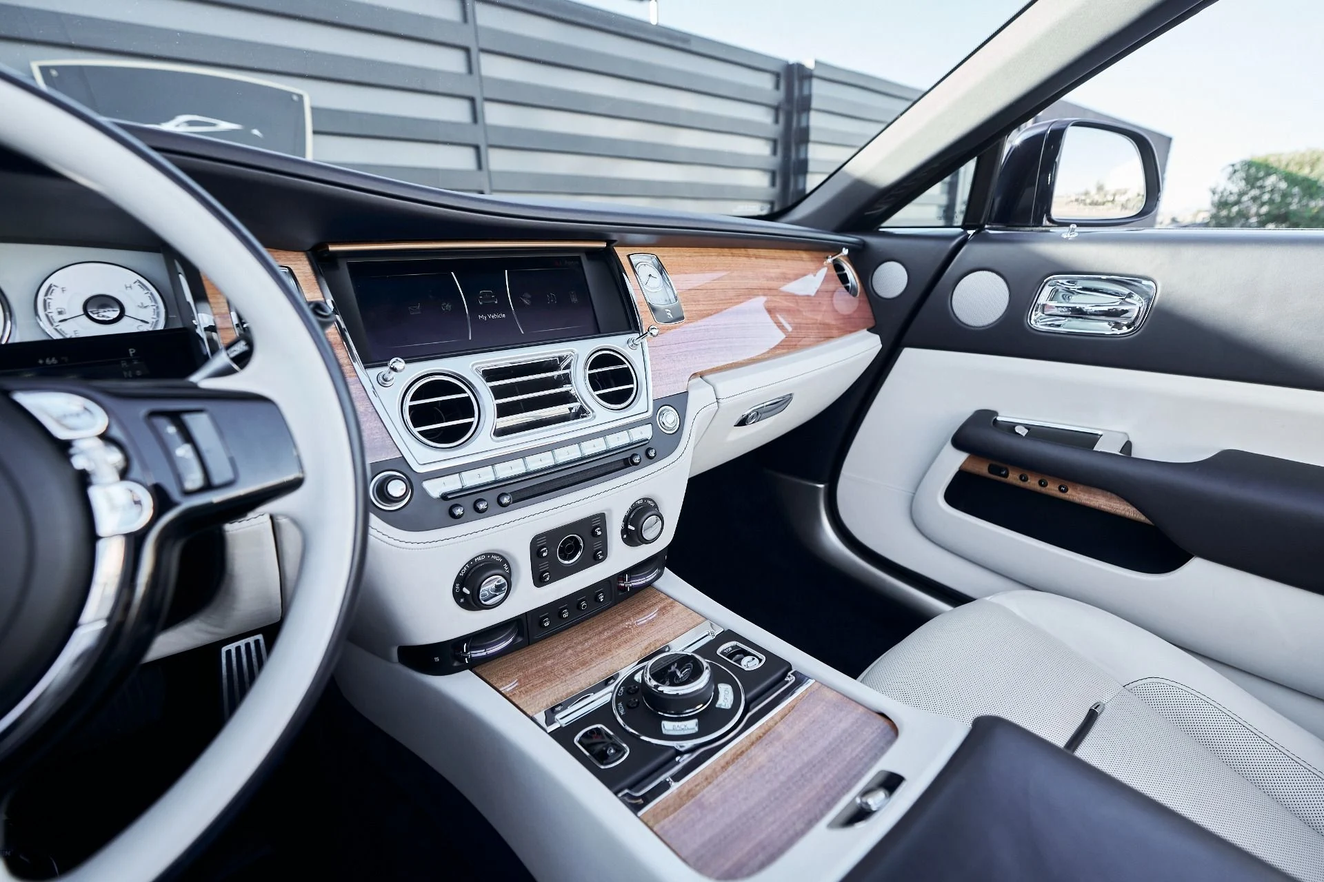 mph052_1426950203_Used_2018_Rolls_Royce_Dawn_1764124434_a2e39d74b8