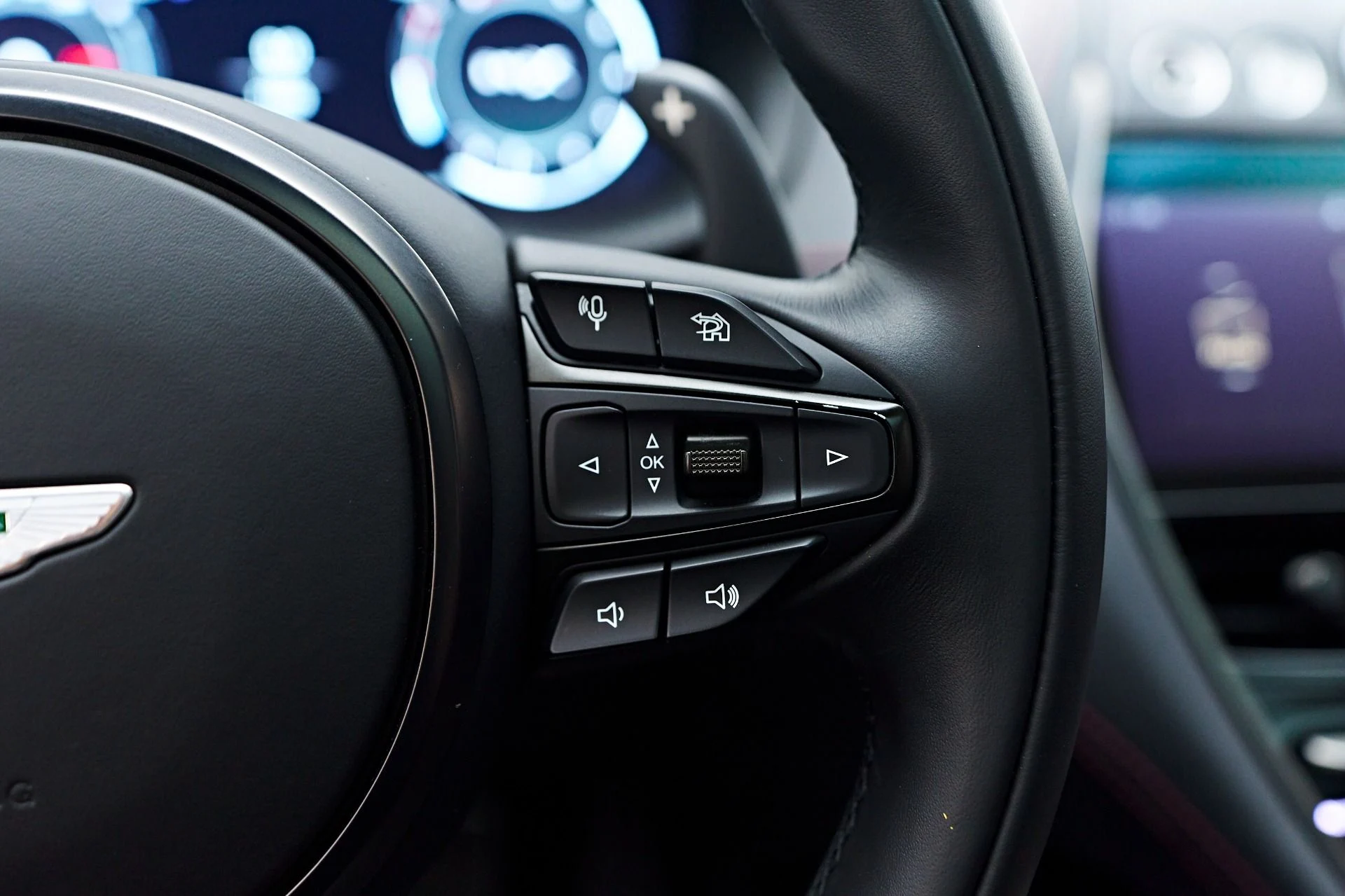 mph052_1452355215_Used_2023_Aston_Martin_DBX_707_1731378416_3c01bfdaf1