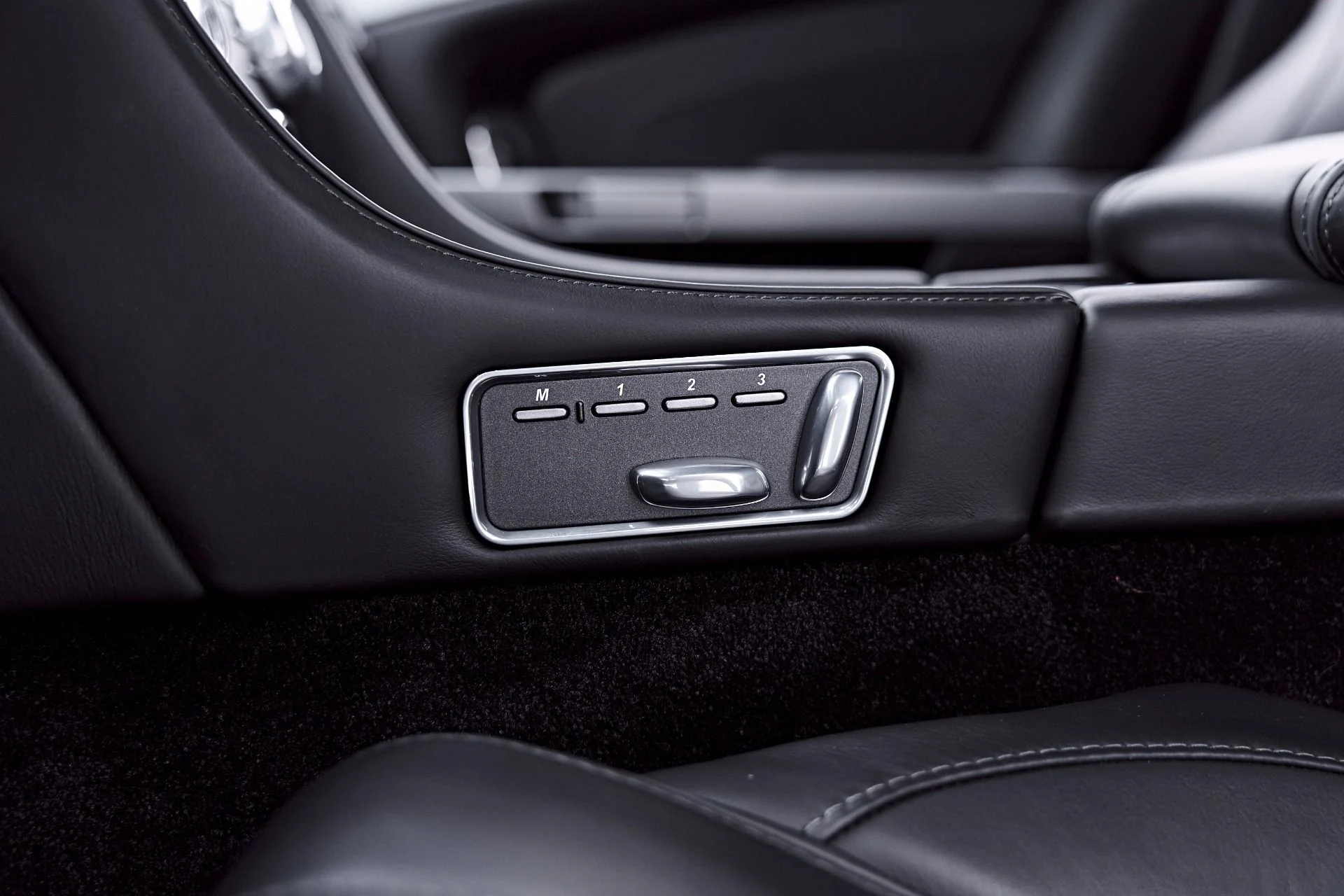 mph052_148734718_Used_2014_Aston_Martin_DB_9_Base_1780969088_55fa106387