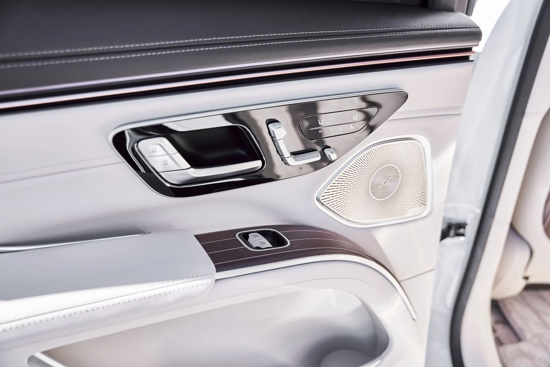 mph052_1501743875_Used_2025_Mercedes_Benz_EQS_Maybach_EQS_680_1773365882_184c7eae68