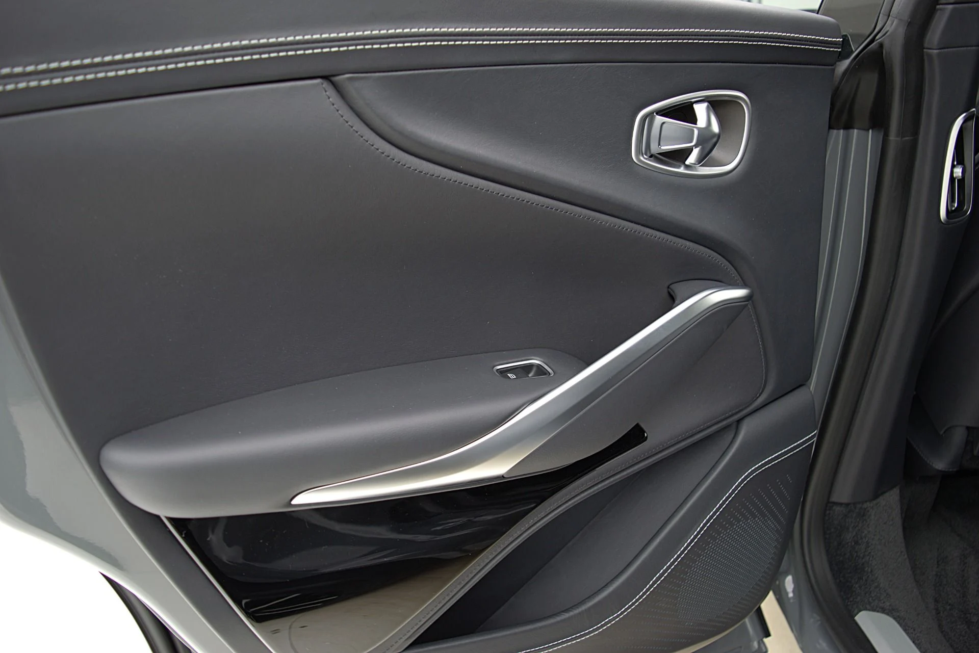 mph052_1700766140_Used_2023_Aston_Martin_DBX_707_8115d45a1e