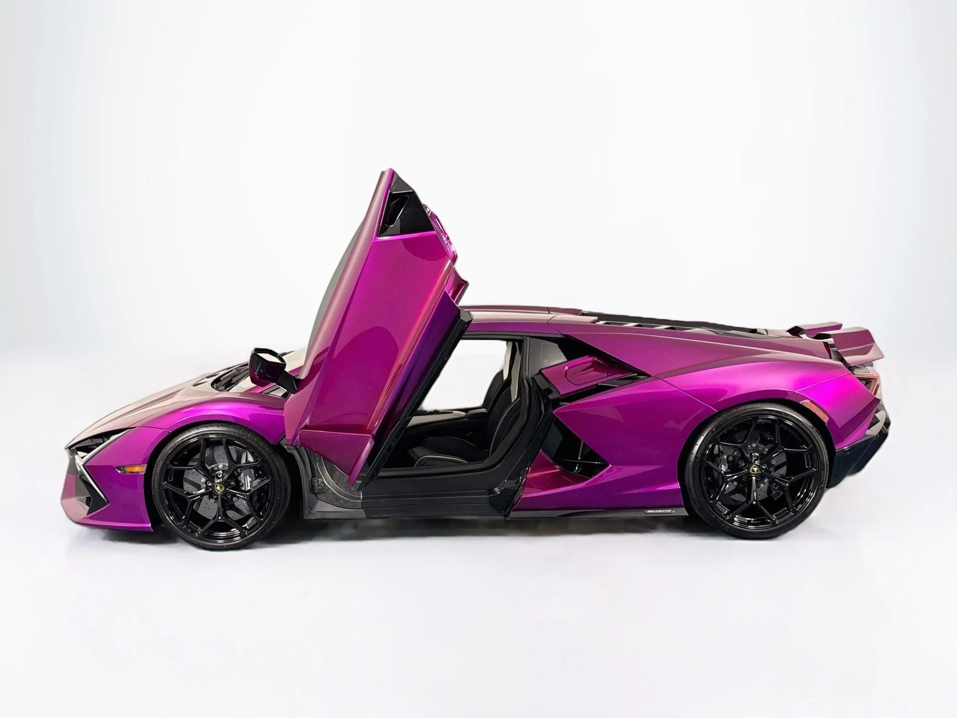 mph052_1765450257_Used_2024_Lamborghini_Revuelto_1787336733_5ff8f0a35b