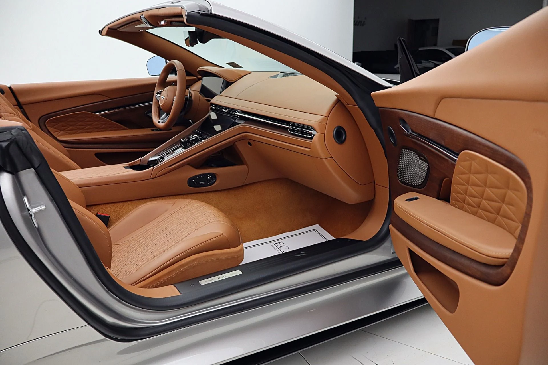 mph052_1867619133_Used_2024_Aston_Martin_DB_12_Volante_3ed7c37128