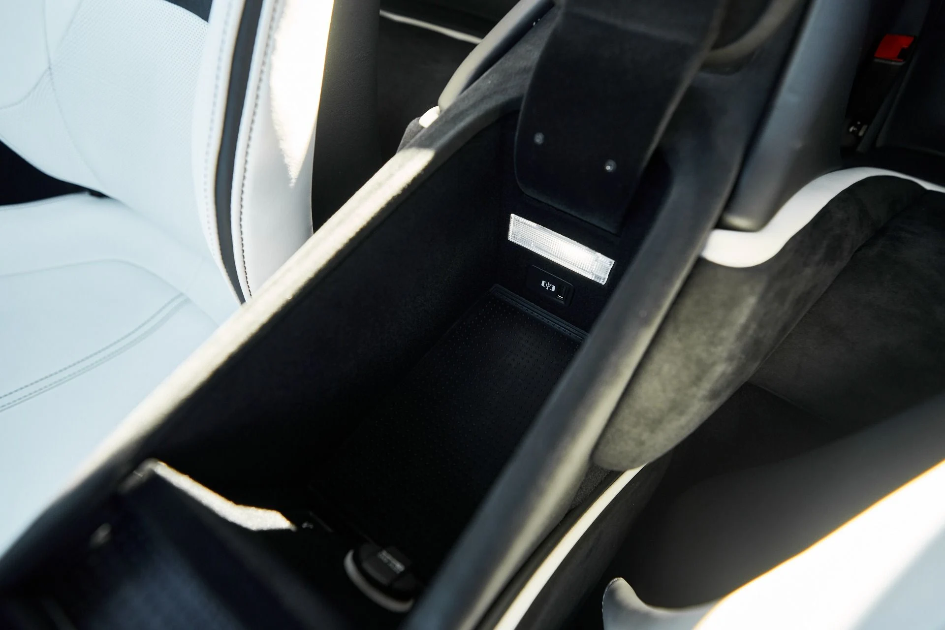 mph052_1875779406_Used_2024_Ferrari_Roma_Base_1762022609_3dadc7e6ea