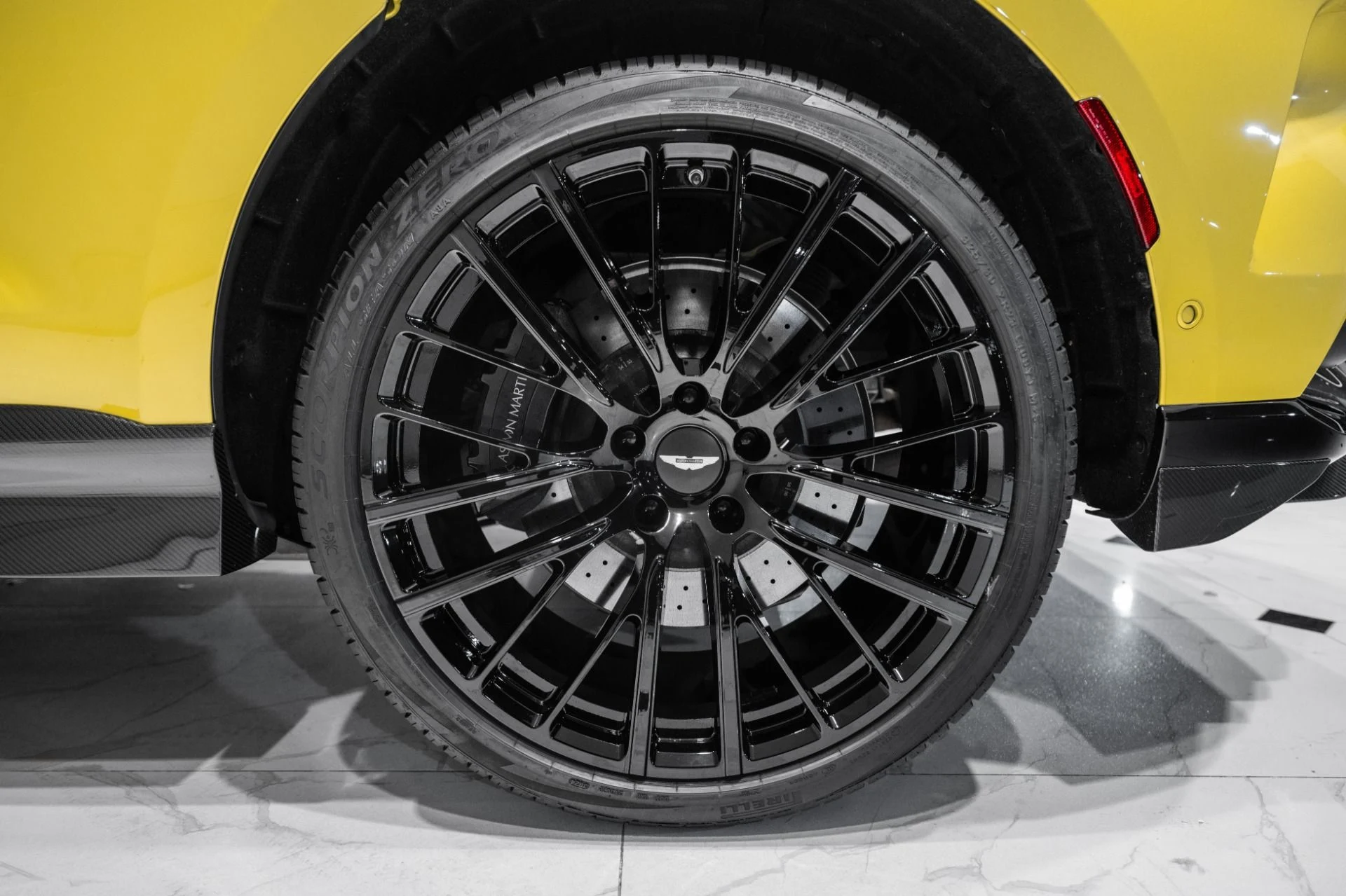 mph052_1888266651_Used_2025_Aston_Martin_DBX_707_1768581012_0576dbec08