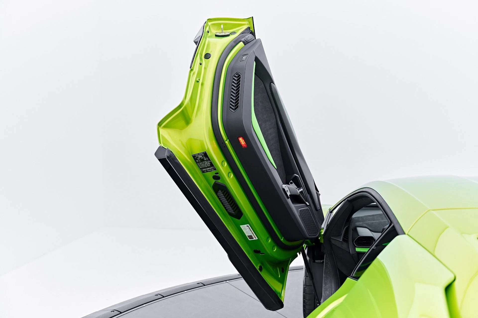mph052_1922561761_Used_2025_Lamborghini_Revuelto_Base_1785289427_496a76b505