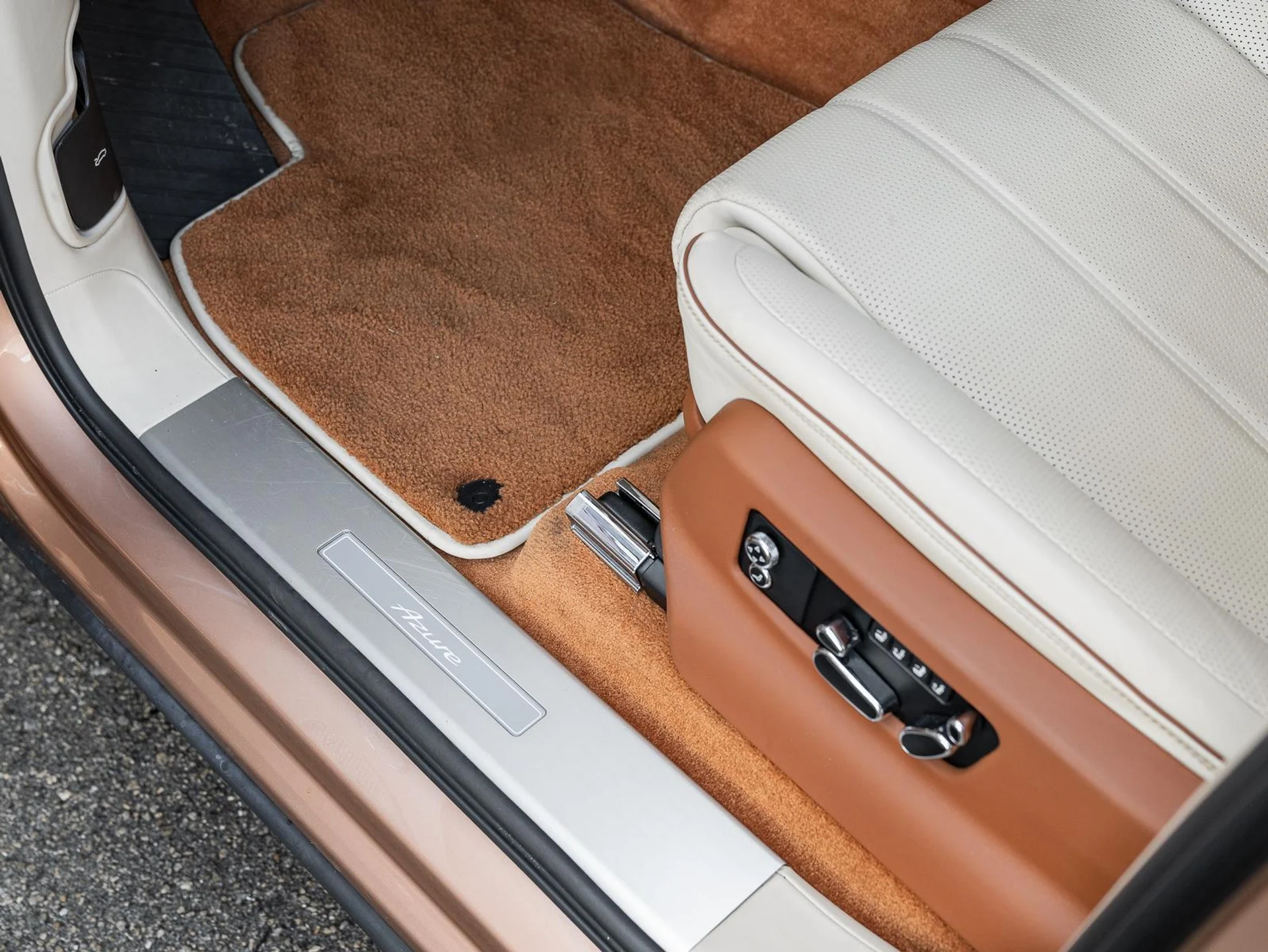 mph052_1983113751_Used_2023_Bentley_Bentayga_EWB_Azure_First_Edition_1772272967_3a44ce31ab