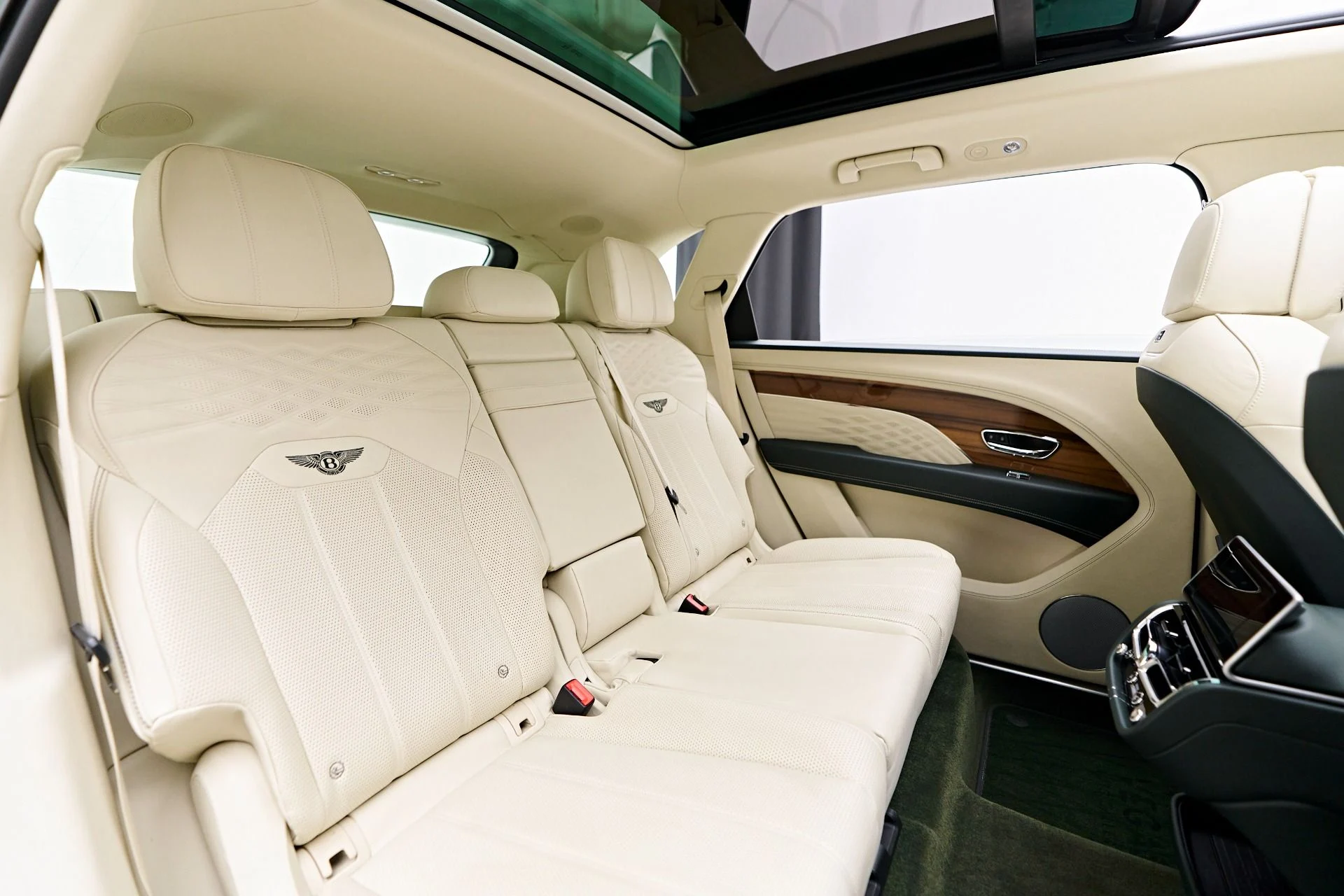 mph052_1987494373_Used_2023_Bentley_Bentayga_EWB_1754782470_986d95be11