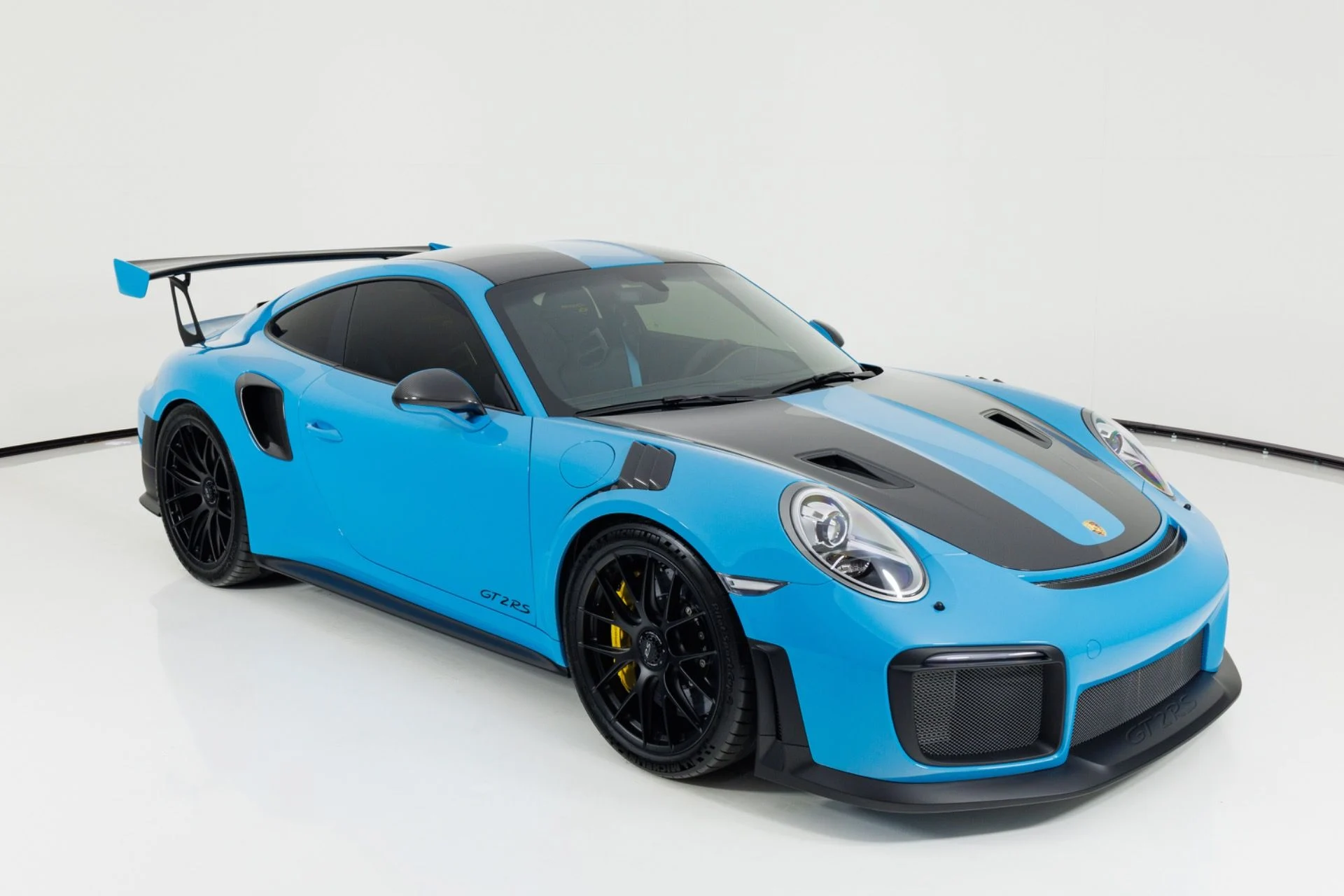 mph052_2004055507_Used_2018_Porsche_911_GT_2_RS_1783631648_2449a69a18
