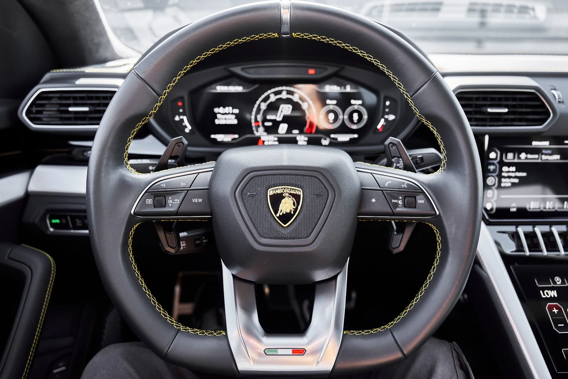 mph052_2040273956_Used_2024_Lamborghini_Urus_S_1780082914_1bcb1f32aa