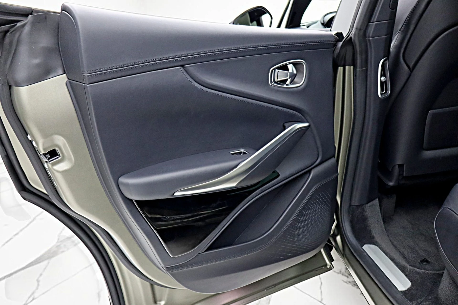 mph052_2178353645_Used_2023_Aston_Martin_DBX_707_74d25934aa