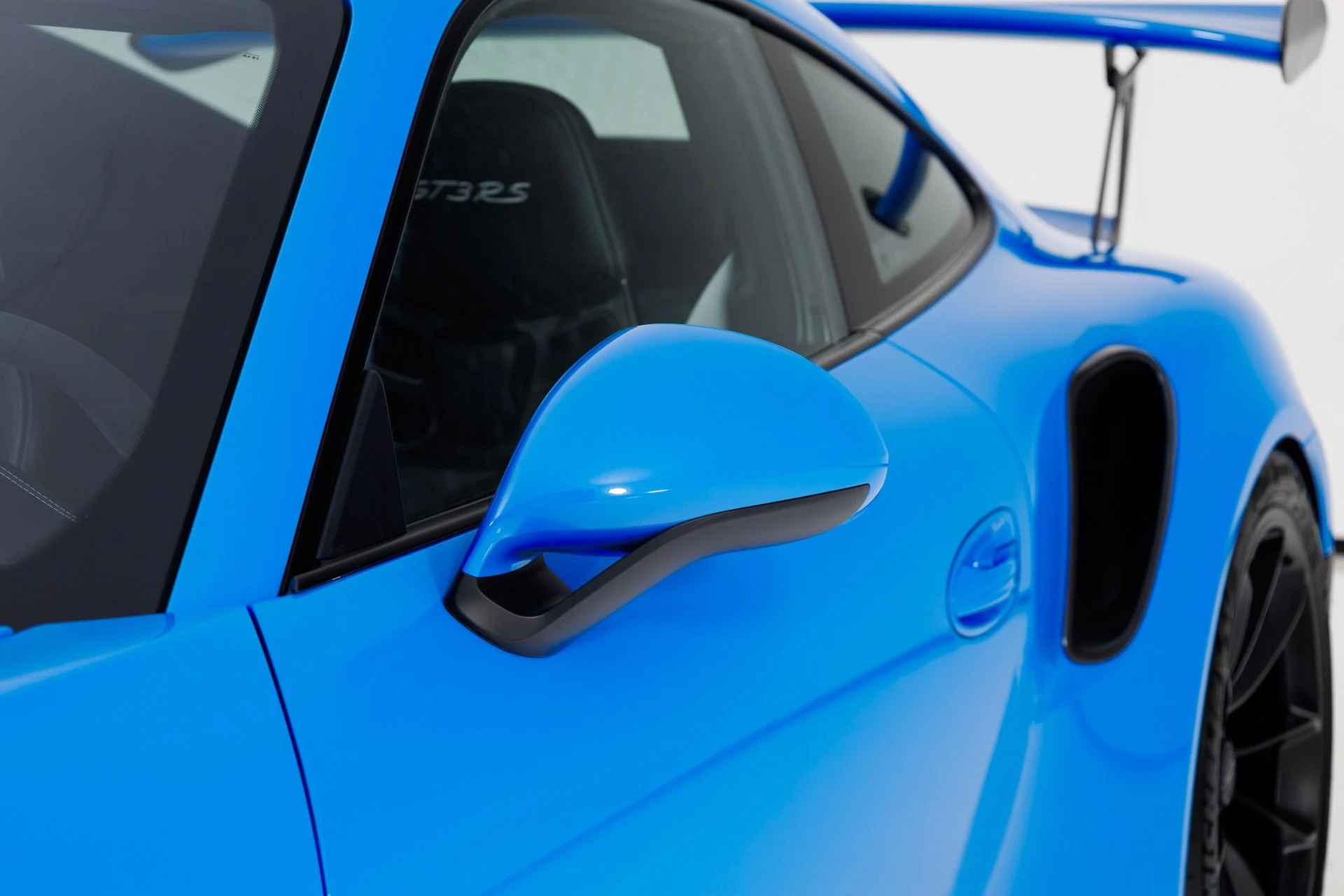 mph052_2211342035_Used_2016_Porsche_911_GT_3_RS_1769037890_ed29bf81ae